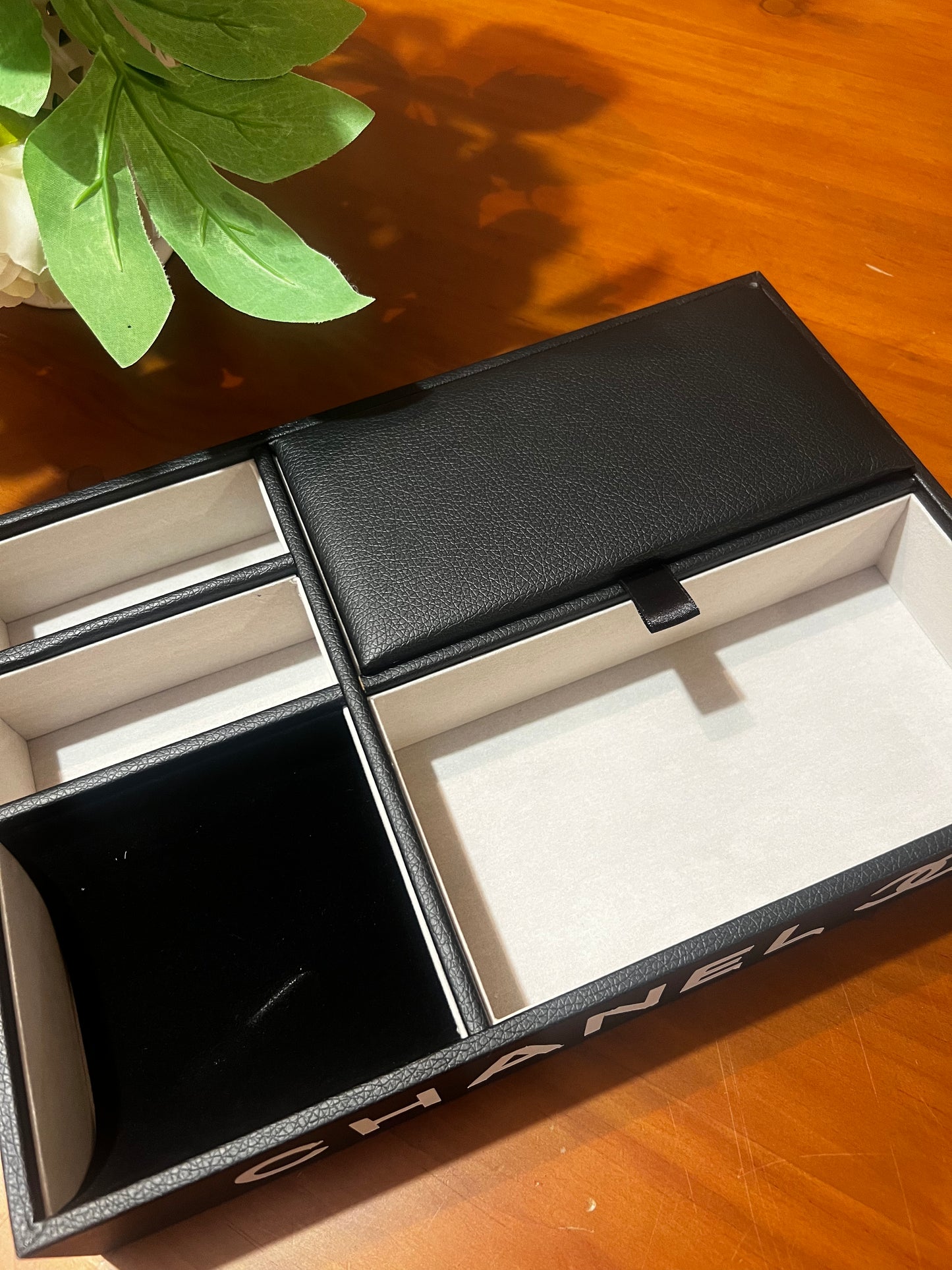 Large accessory storage tray