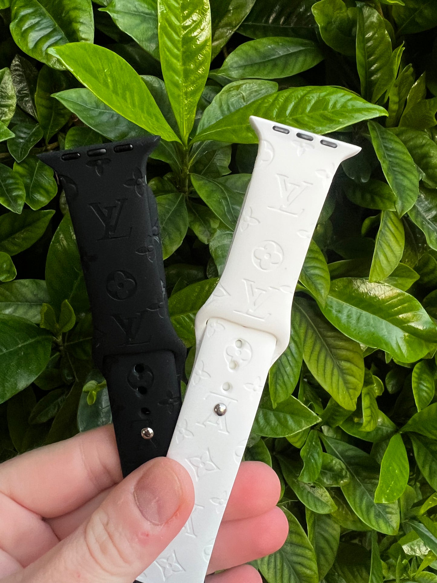 2 Apple Watch bands