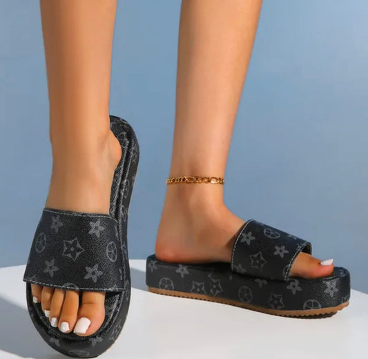 Ladies L Slides 💕
